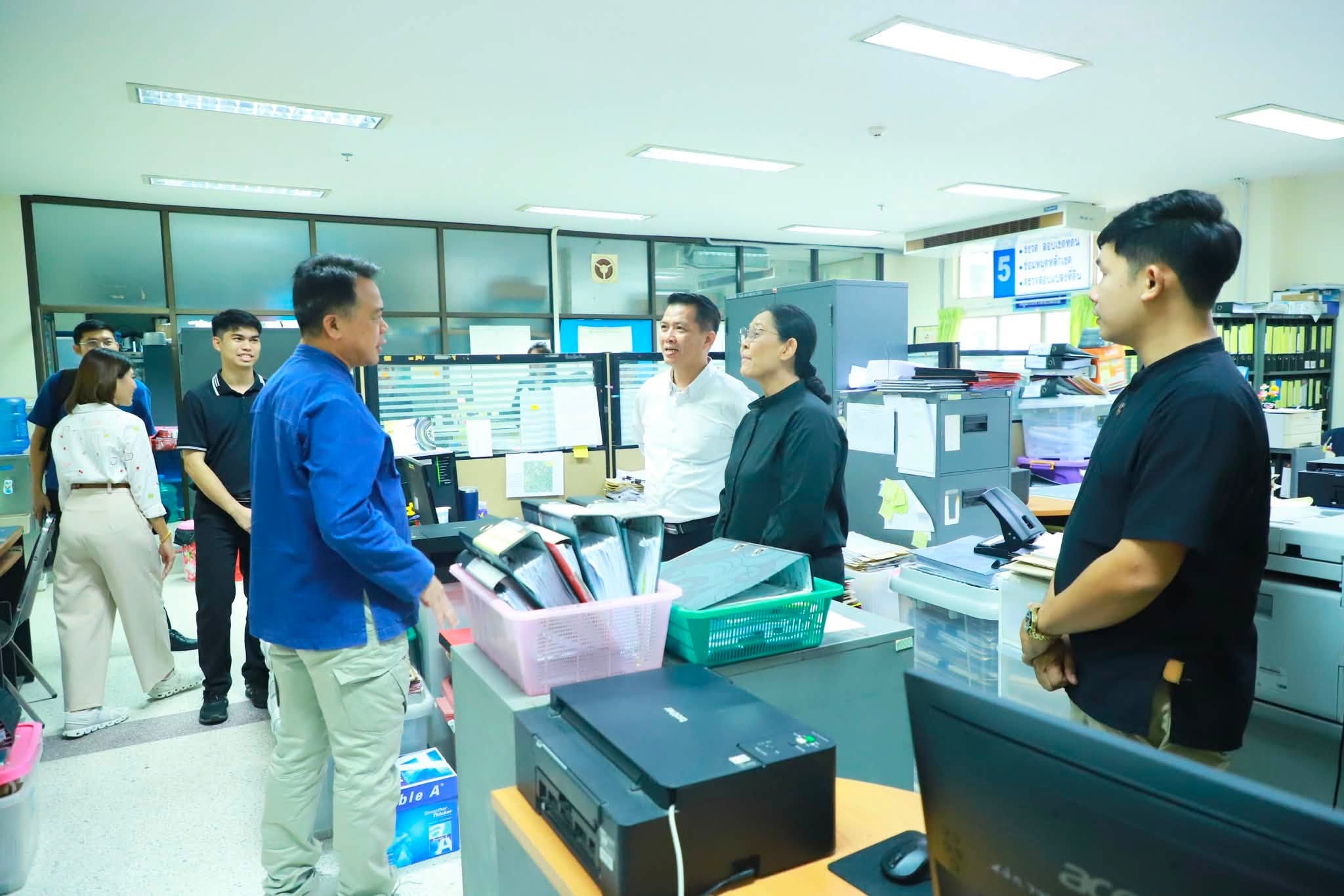 title - รองเลขาธิการ ส.ป.ก. ลงพื้นที่ตรวจเยี่ยม ส.ป.ก.มหาสารคาม พร้อมมอบโฉนดเพื่อการเกษตรให้แก่เกษตรกร